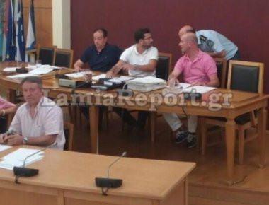 Λαμία: Αιφνιδιαστική διακοπή της συνεδρίασης του δημοτικού συμβουλίου - Τηλεφώνημα για βόμβα (φωτό)